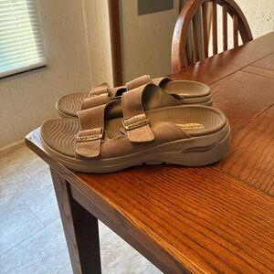 Skechers Go Walk Arch Fit 2.0 Sandals Women's 8 Brown Leather Buckles 140277